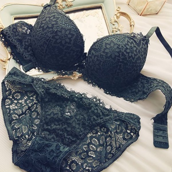 V字型上扬的文胸,对女人身型有提拉效果,挺拔对抗地心引力