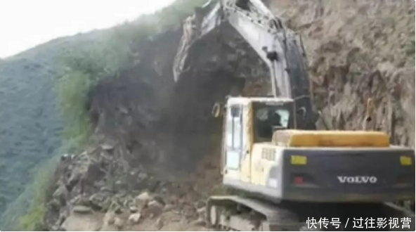 悬崖上建大桥，中国挖掘机是怎么爬上去的？