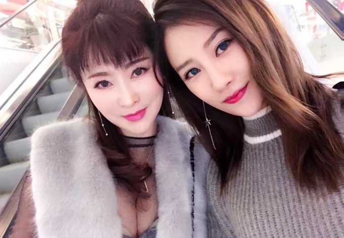 镜头下:云南50岁大妈冻龄不老，与女儿同出门似姐妹