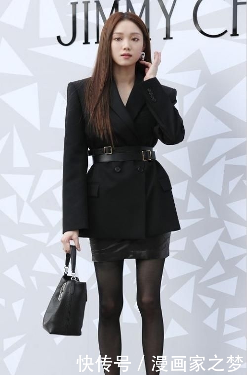  #麻杆#她是第一个穿丝袜配运动鞋的，却一点也不丑，意外被麻杆腿抢镜了