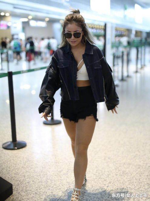 王菊的短裤又短又紧也要硬穿：安全裤都挤出来了，网友不尴尬吗