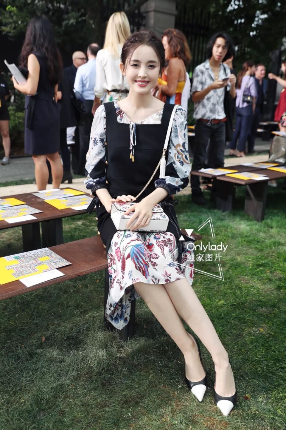 娜扎预测黄铜包边帆布鞋将成爆款，Tory Burch把浪漫融入运动风!