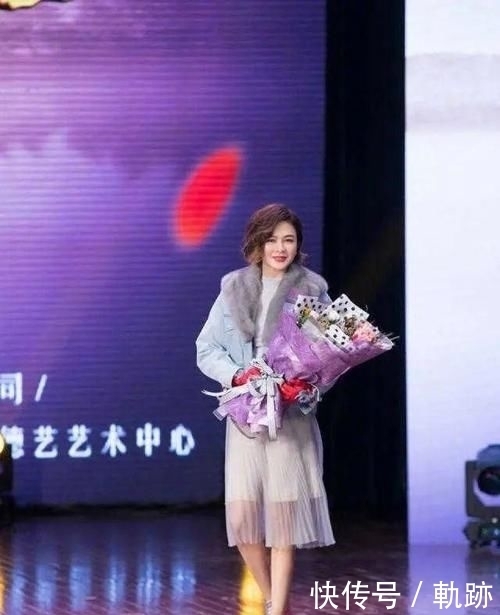 『 娇妻』脸虽宽气场十足，同场关之琳僵到认不出！，63岁吕良伟娇妻晒近照