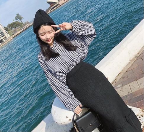 一米五老婆虽矮，但超会“装！秋天穿衬衫半裙+裸鞋，照样显高挑