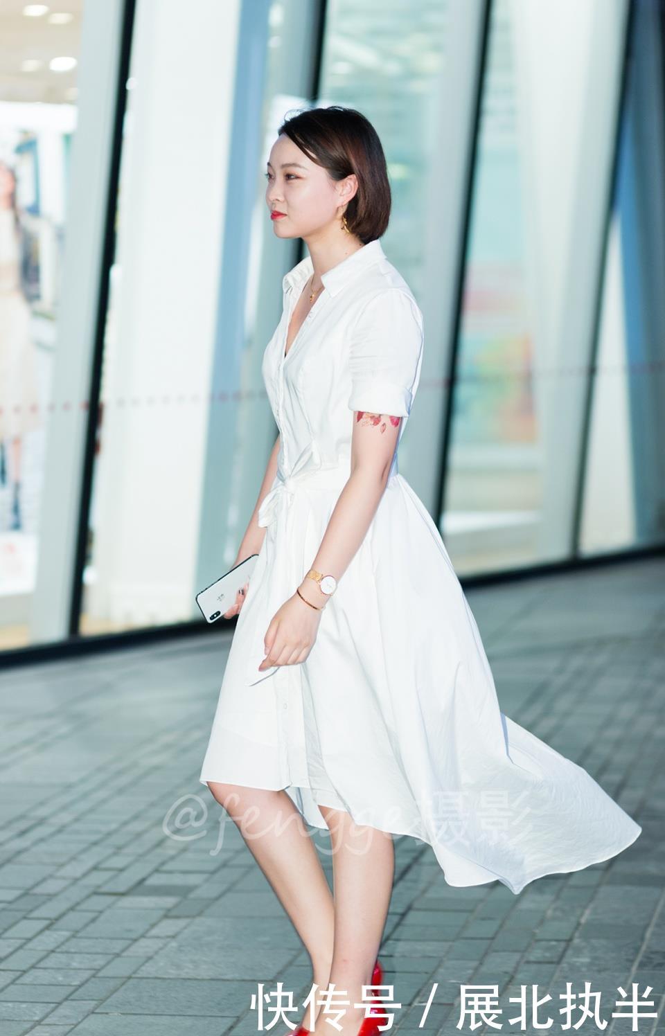 『 裙摆』带起了红鞋白裙美女的裙摆,有种飘飘欲仙的感觉,街拍:夜风拂过