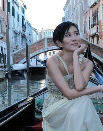 叶璇否认年底结婚却依然和男友秀恩爱，网友吐槽疯了，在自导自演