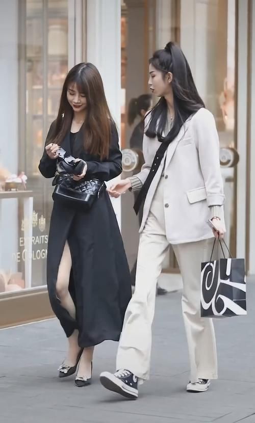  『cm』小姐姐的腿有多细，穿一双普通匡威鞋，显得腿比鞋子还小2cm！