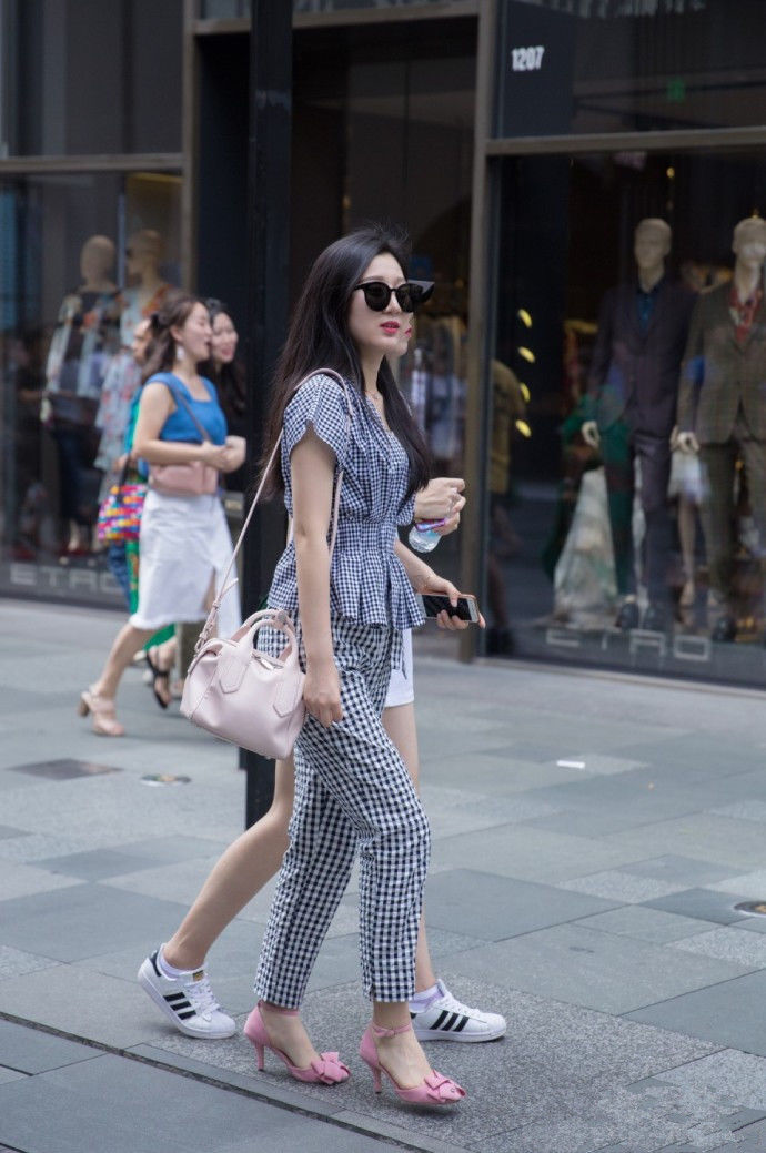 成都街拍，时尚清新的夏季搭配示范，柔美百搭随心而变