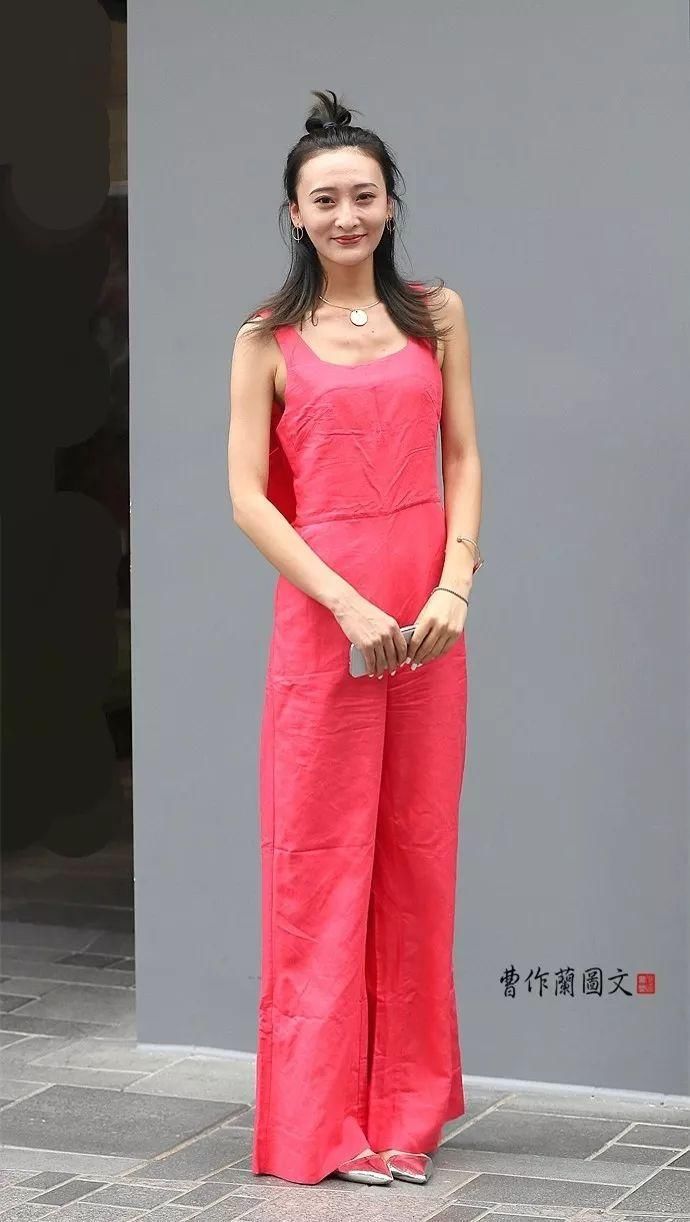 街拍:骨感美女，瘦只是魅力之一，还有之二之三