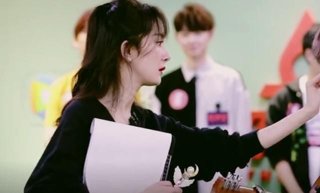 空气刘海真的有毒,杨幂瞬间辣妈变少女