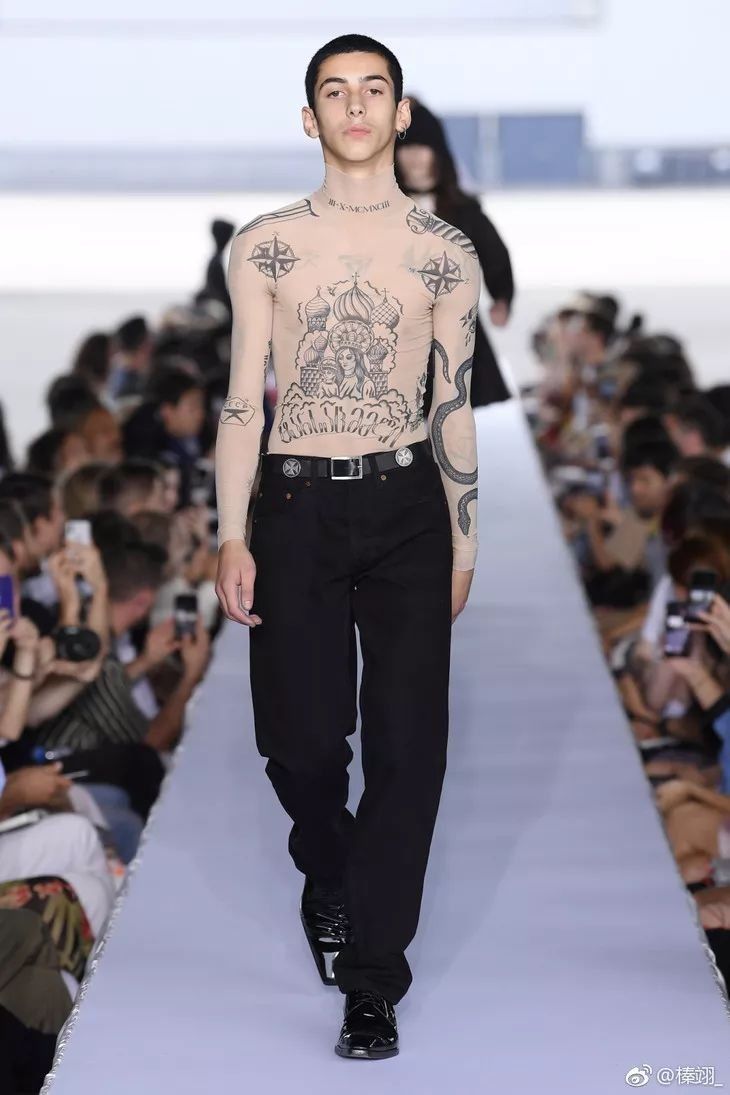 俄罗斯的时装可比足球好看多了，比如维特萌