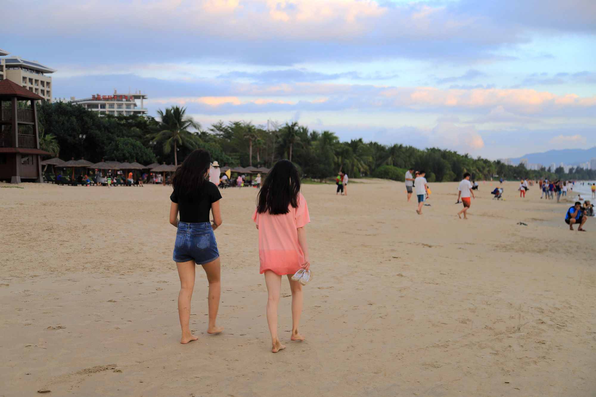 【遇上一座城】请到天涯海角来，一起去看比基尼大长腿的三亚微游