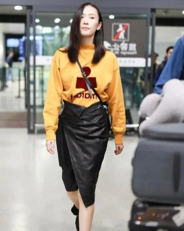 「美女」路人街拍,美女很懂时尚,穿黑色的一字肩连衣裙,充满着魅力