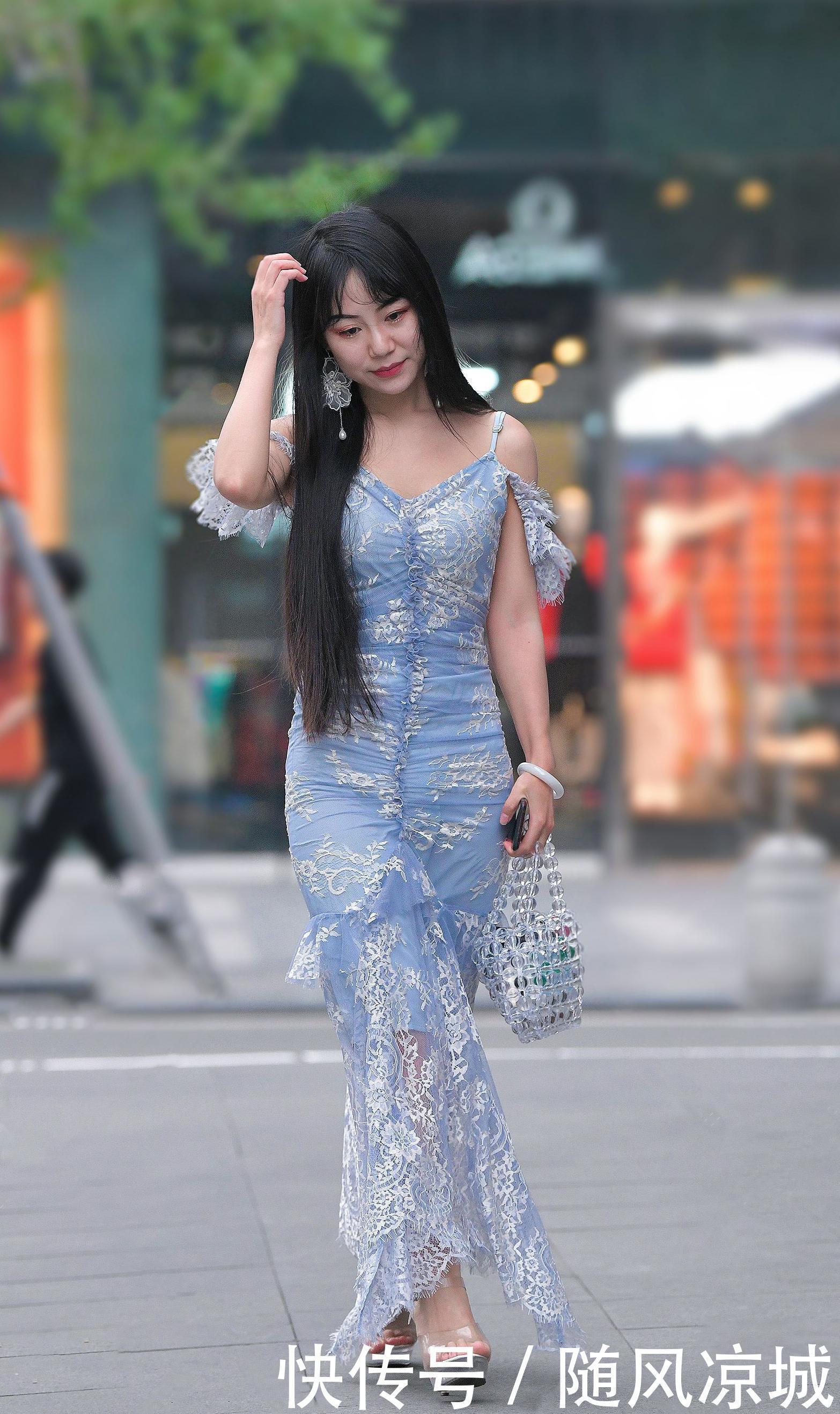 『厚底』蕾丝吊带连衣裙,搭配厚底高跟凉鞋,美女对身材自信穿出气质美