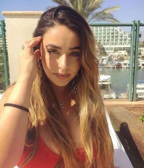 160斤大码模特，身材丰腴彰显女性魅力，网友：腰细！