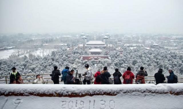 北京一场大雪，俘获了数千游客的心，早晨6点排队看雪景