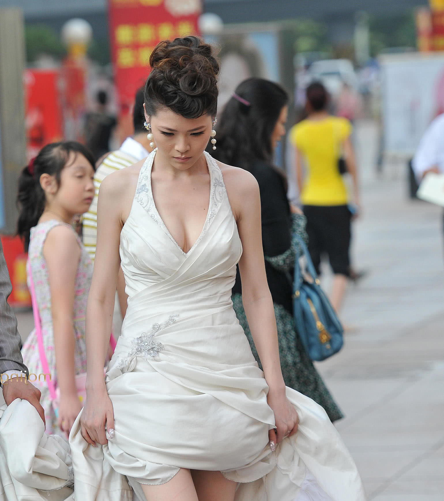 知性小姐姐夏季穿婚纱秀出丰腴上围，一旁的新郎连连帮忙，飘逸的