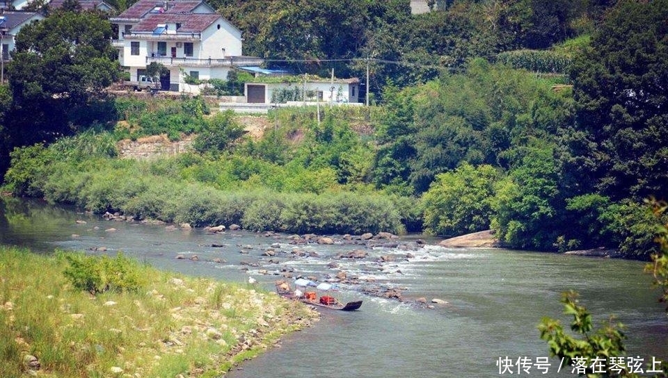 山村大妈在箩筐里装满玩具，逢人边追边说好话，看看干啥