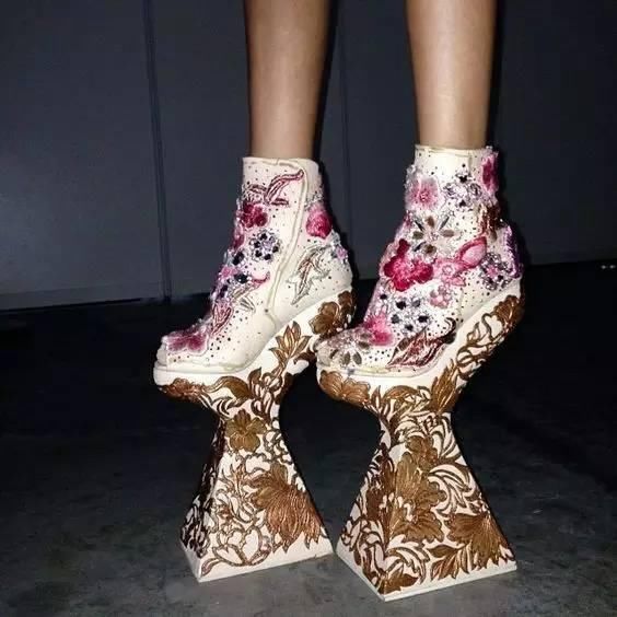 恨天高算什么,这双高跟鞋穿出去回头率百分百!