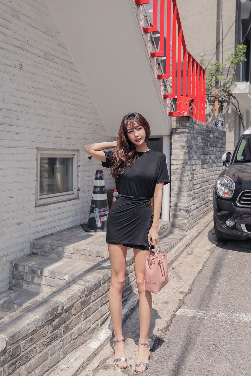 街拍黑色短裙气质美女,拥有迷人的笑容!