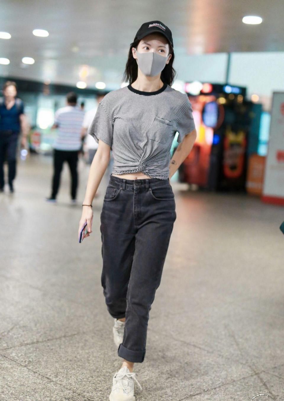 金晨穿衣越来越大胆了!裤子烂成这样还穿，网友:你还不如不穿!