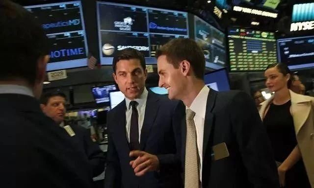 雷军上市敲钟穿得像新郎，画风喜庆我不敢看，史上最全敲钟攻略