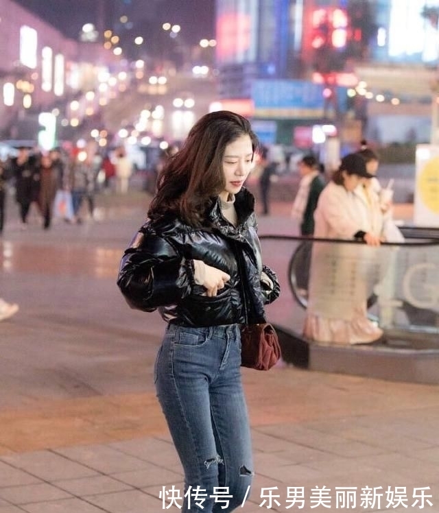 【小美女】街拍:小美女身材完美,黑色露肩上衣 露洞牛仔裤,个性十足