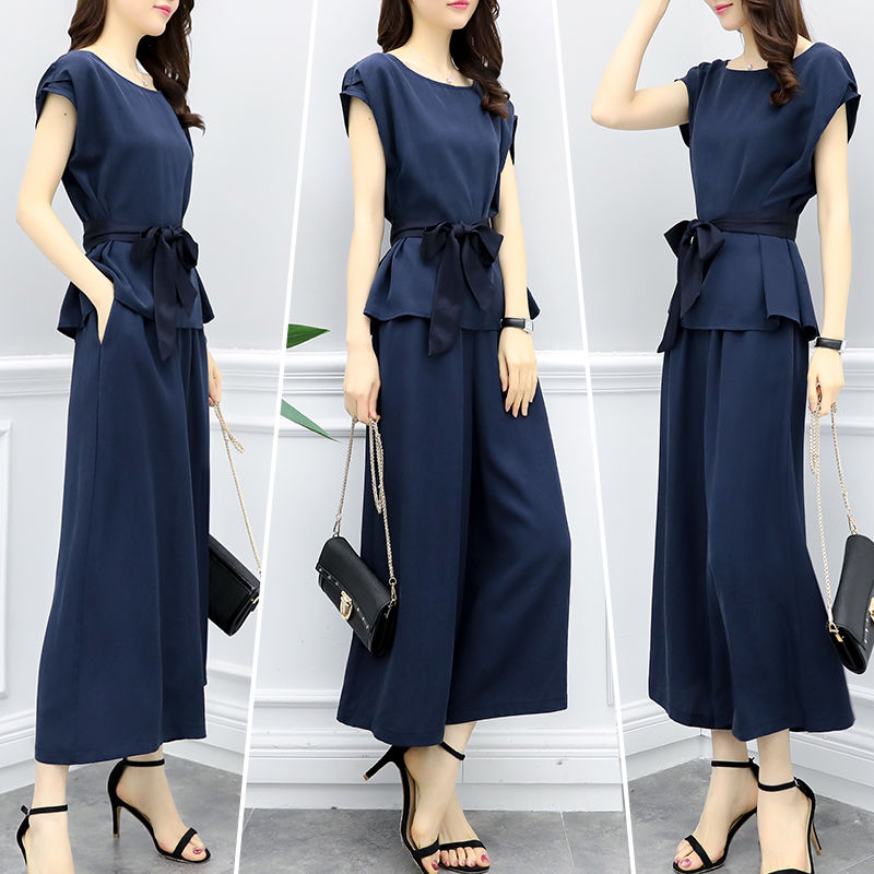 8月立秋后，40岁女人多穿这种时尚套装，尽显女人窈窕身姿，美