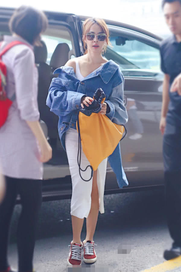 蔡依林机场最新照片,一身牛仔服吸晴无数,下身却亮了!