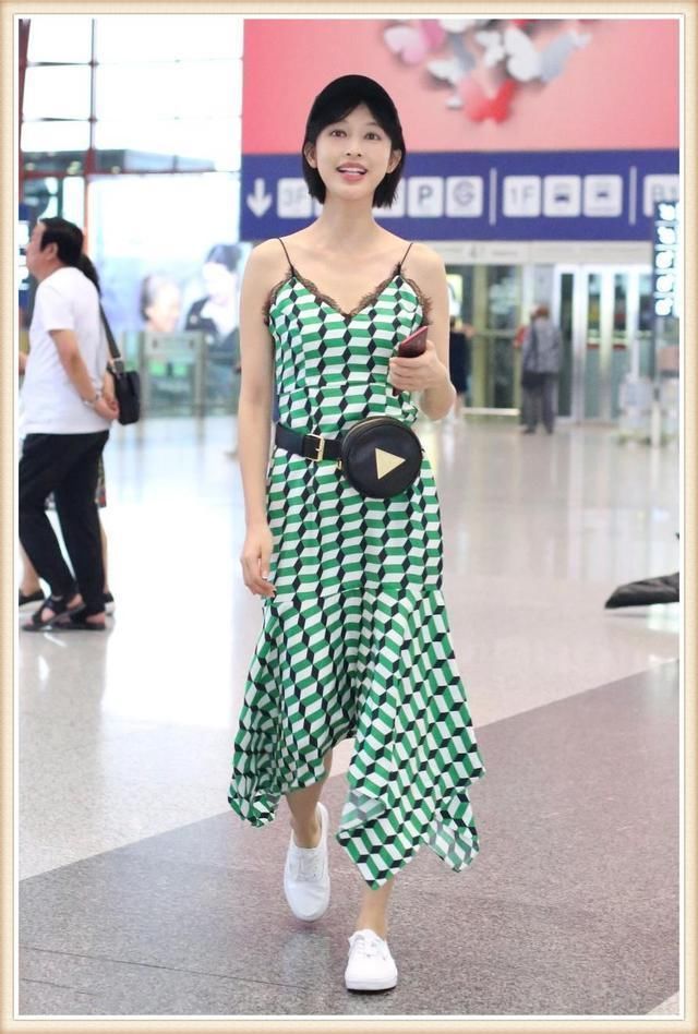 当马思纯和张俪同穿绿色吊带裙，才知道露肩与不露肩的差距有多大