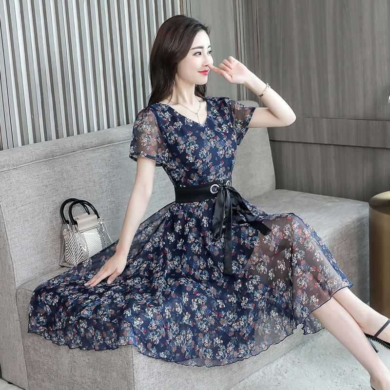 52岁老婆终于开窍了，把大妈装扔掉了，换上高雅裙，美像30岁