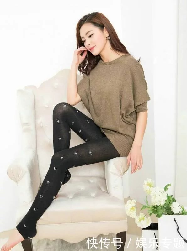 拥有迷人曲线的打底裤美女，身姿丰盈，秀出曼妙姿态！