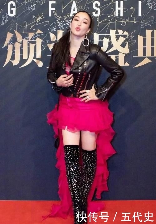 # 开叉#红衣开叉秀美背,眼神迷离妩媚十足,49岁钟丽缇“不好好穿衣”