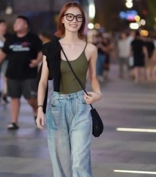 「 纽扣」有5颗扣子!,她的腰有多细?我穿紧身的裤子她改小2次才穿得了