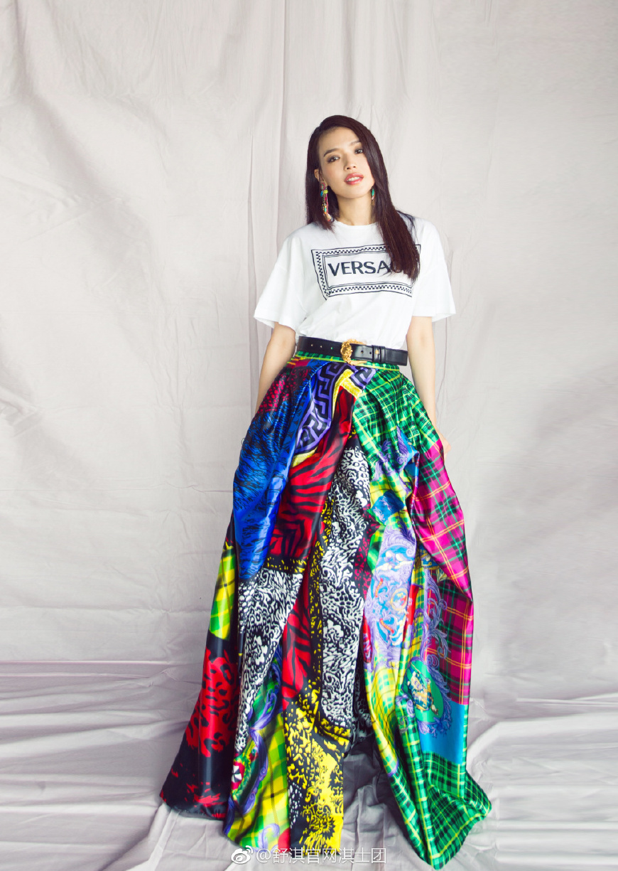 舒淇太厉害了！仅穿了一块绸缎就现身活动，网友：身材好就是任性