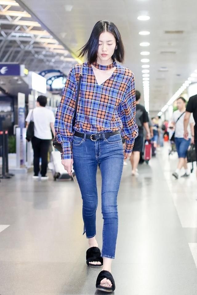178的刘雯和173的关晓彤，同穿拖鞋走机场，气质差距却不止5厘米