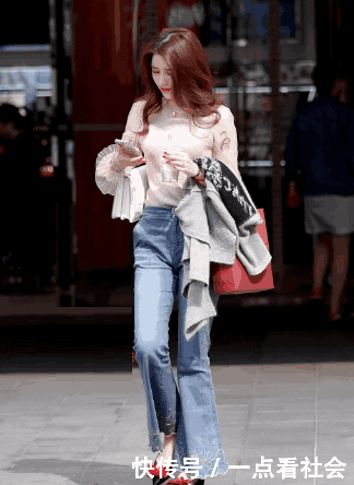 时尚姐姐穿上了牛仔裤，路人大叔要为她照个相，养眼！