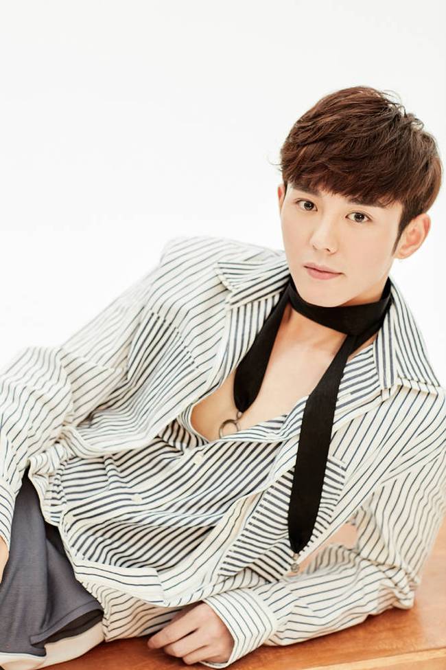 蓝博条纹衬衣写真曝光 时尚魅力性感撩人