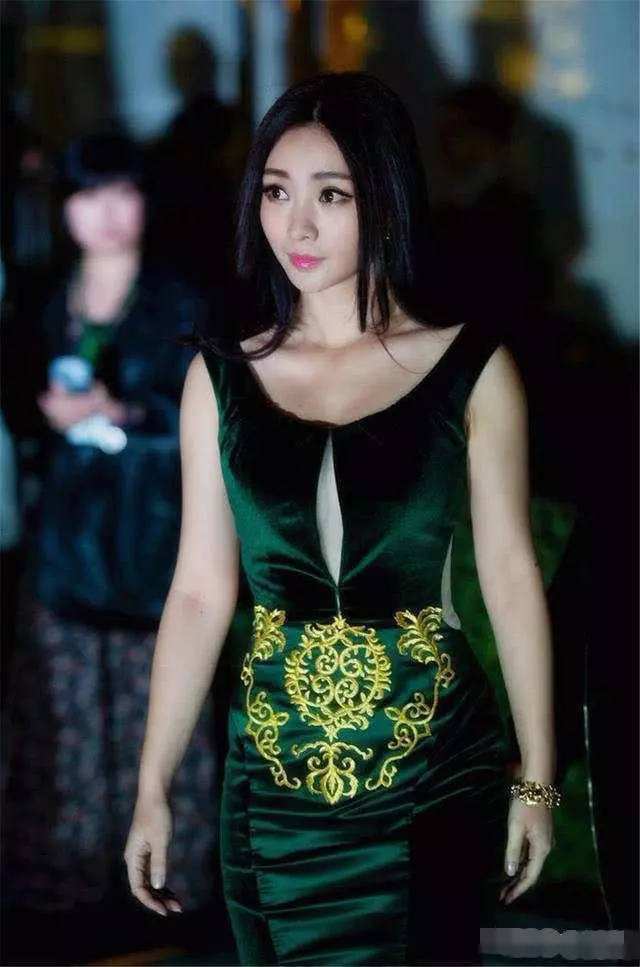 裙子中间开条缝，柳岩穿衣越来越有品位了，吸引力爆棚！