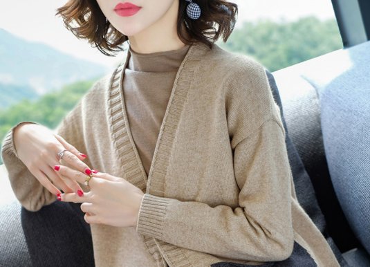 入秋天越来越凉，别穿裙子!如今流行穿“秋开衫”洋气百搭还不贵