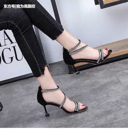 以履带做为设计元素的性感高跟鞋