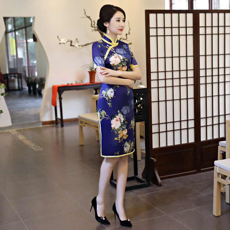 中国女人穿上旗袍，展现婀娜迷人身材，散发女人味