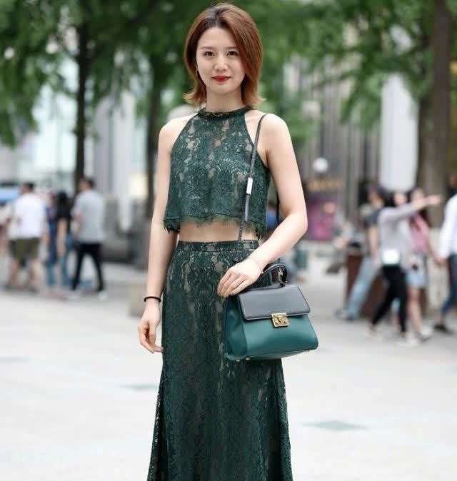  『纤细』街拍短发美女身穿套裙，露出一点纤细的腰肢，显得妩媚动人
