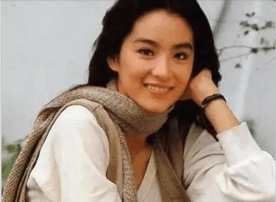  「合照」林青霞的穿搭，时髦了40年，网友：和胡因梦合照的那套，真不错