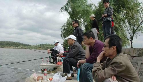  『运动』钓鱼这项运动虽好，但是还是要适当的休息，不能太着迷