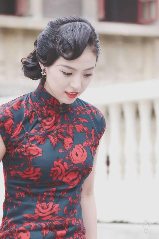 SNH48孔肖吟穿旗袍身材傲人，不愧是组合性感担当！