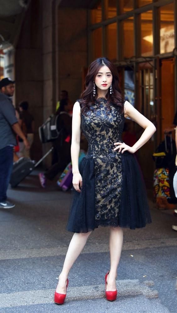 很多女星选择在出席活动的时选择镂空装，蒋欣性感，姓张的她最美