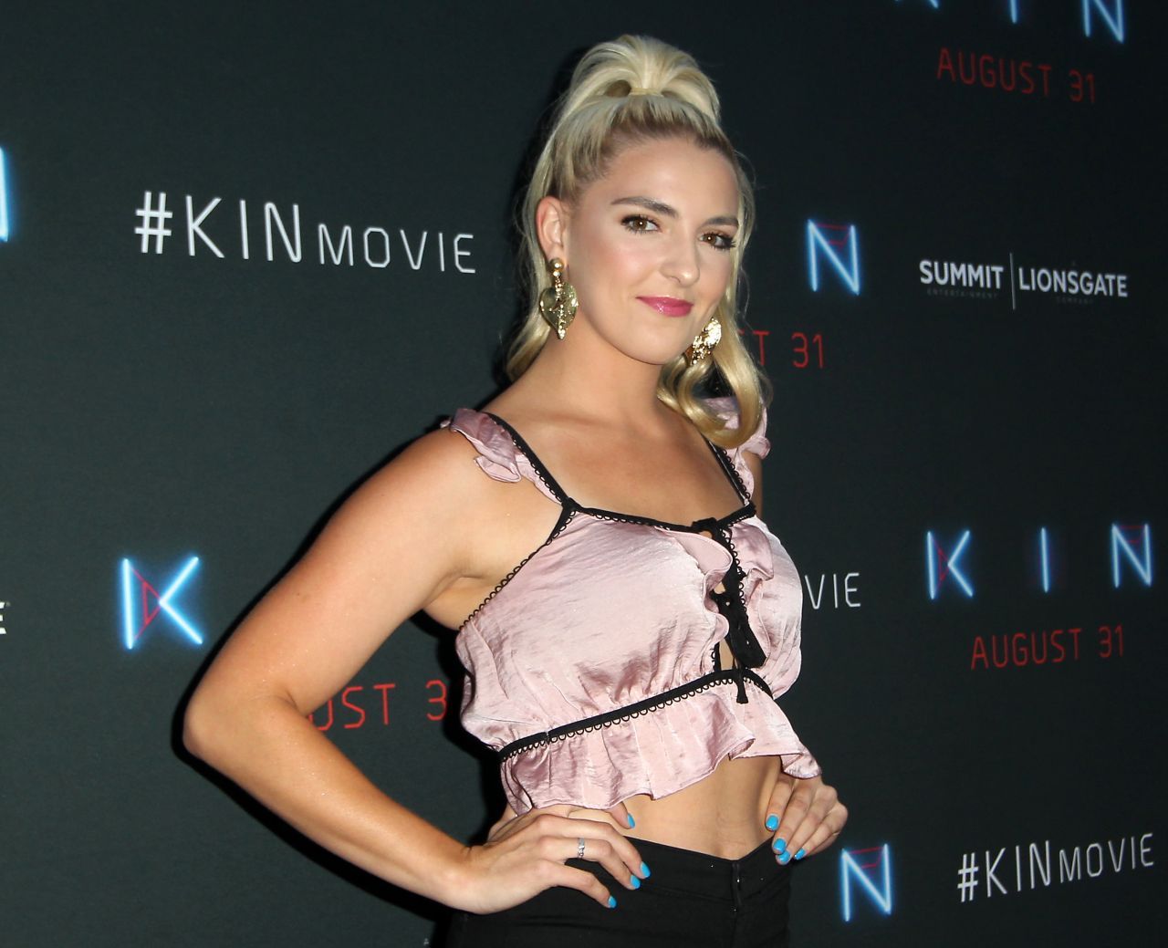 美国女星Rydel Lynch粉色上衣出席洛杉矶举办的时尚活动