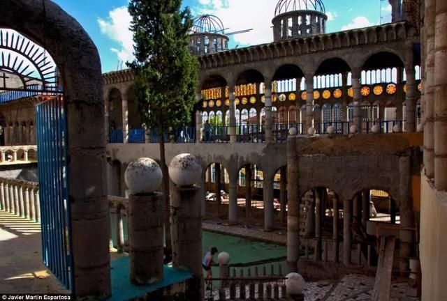 他用半个世纪捡来的垃圾建成教堂，不用起重机，仅凭双手创造奇迹