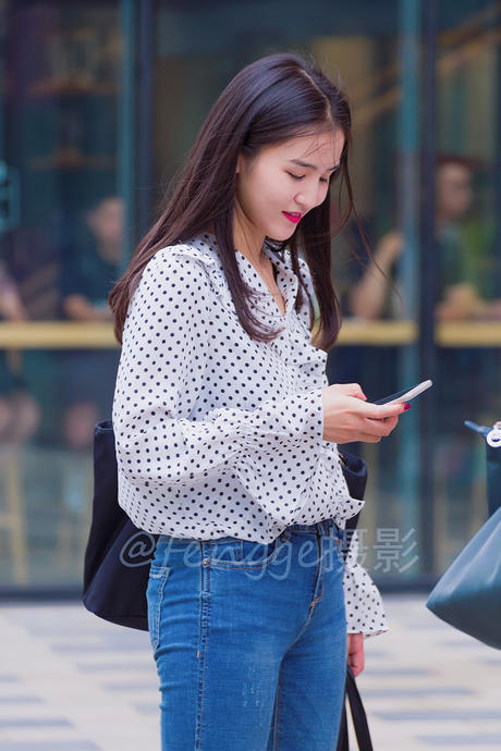 街拍：女生爱穿紧身牛仔裤，其实是看中它的塑身功能